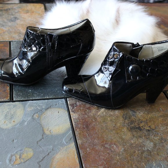 NWT - Bellini black patent ankle bootie, size 6M - Picture 3 of 8